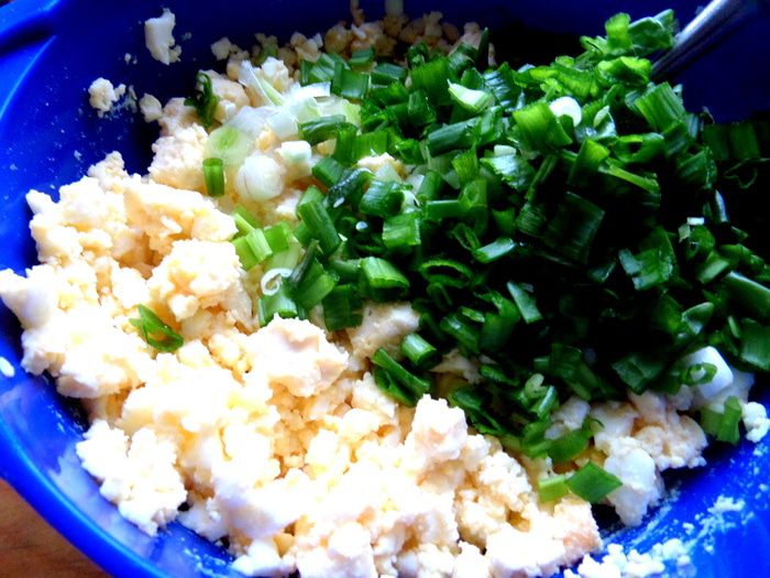 Дрожжевые блины с луково-сырной начинкой