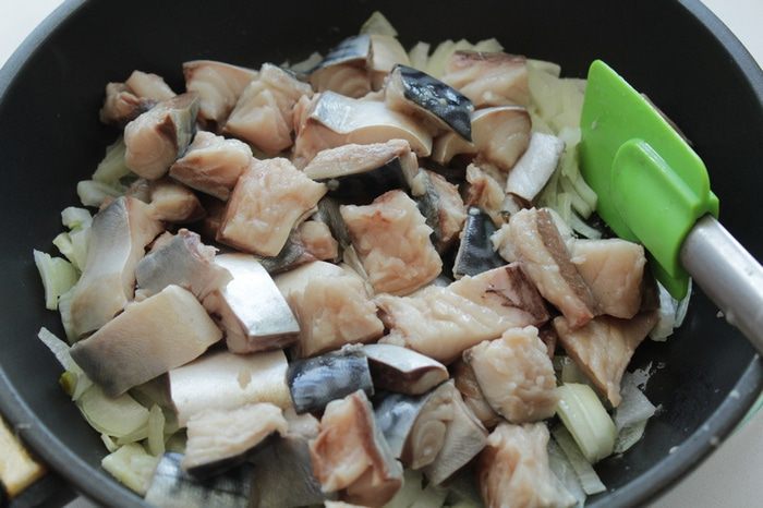 Пирог со скумбрией и грибами