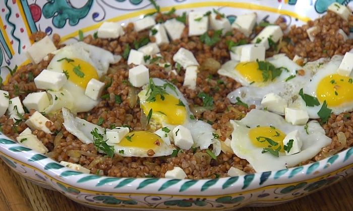 Гречка с перепелиными яйцами и овечьим сыром   