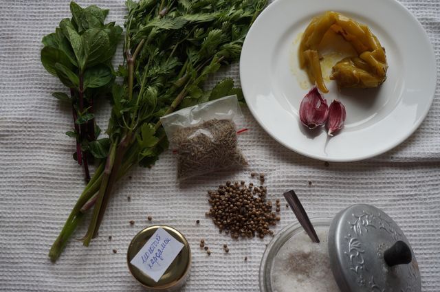 Свежий соус из зелени к мясу