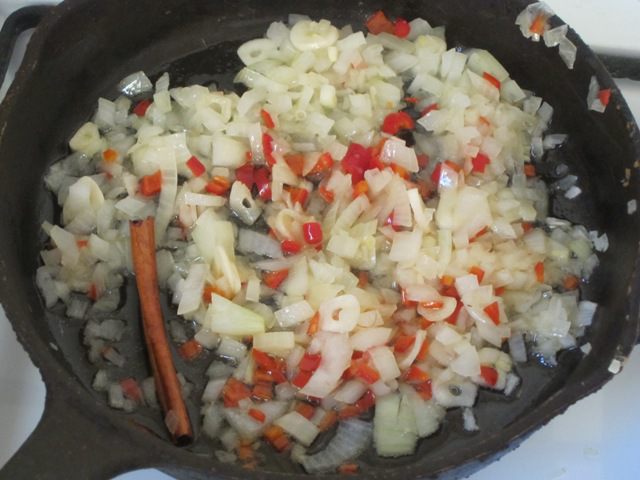 Свиные колбаски с чечевицей