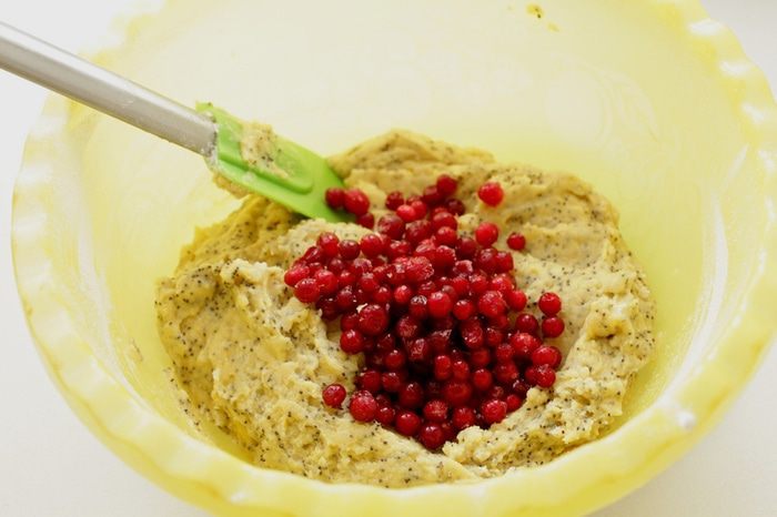 Кекс кукурузный с маком и брусникой