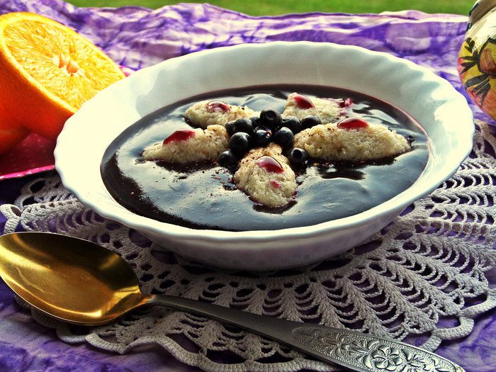 Черничный суп с яблочными клёцками