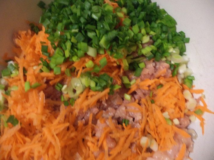 Куриные котлетки с морковью и зелёным луком