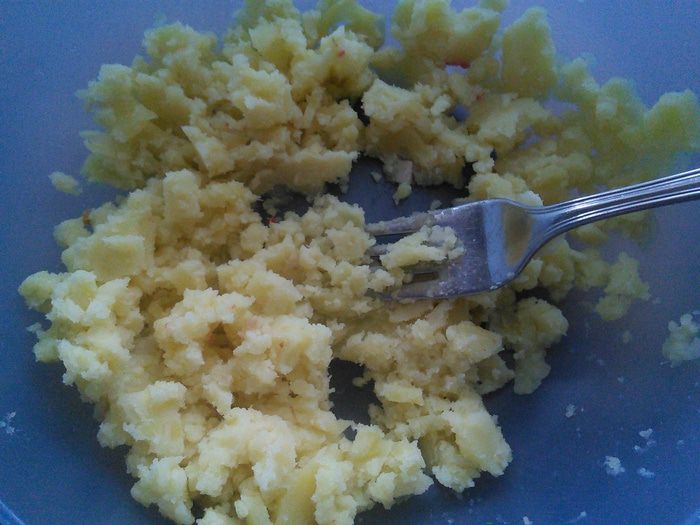 Суп с копчёными колбасками и зелёной капустой 