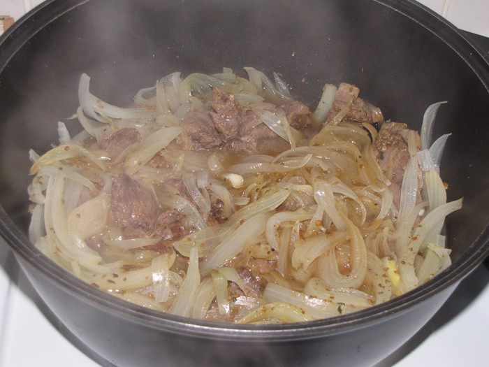 Бараньи ребрышки, томленные под луком