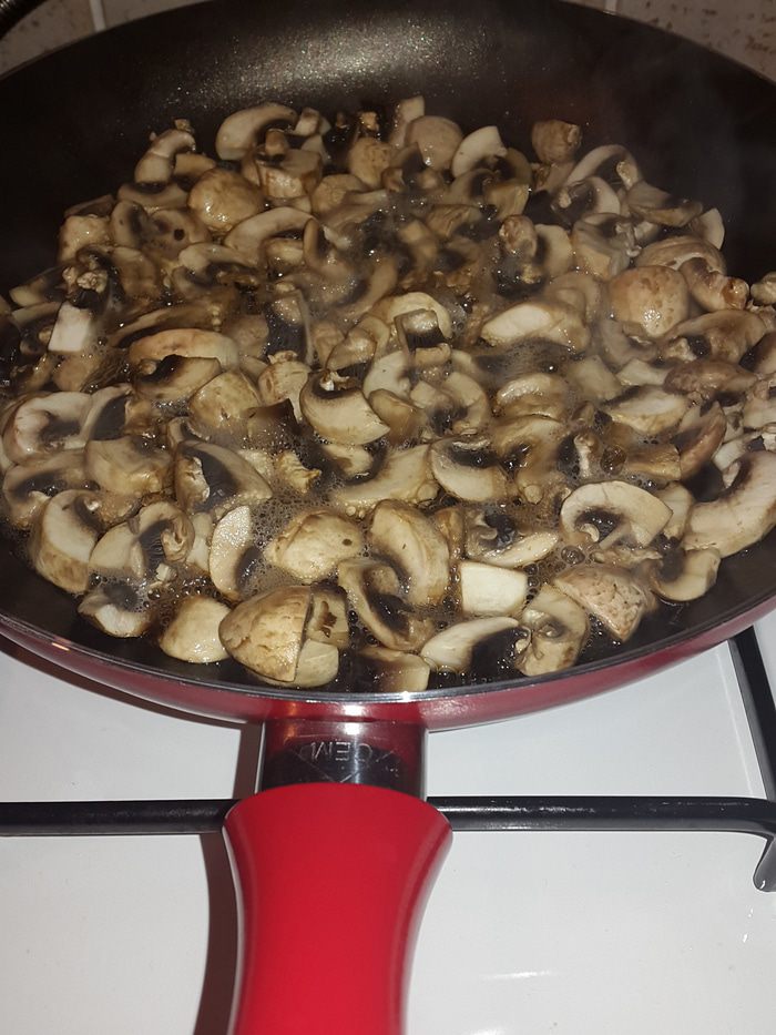 Лодочки из слоеного теста с грибами и сыром