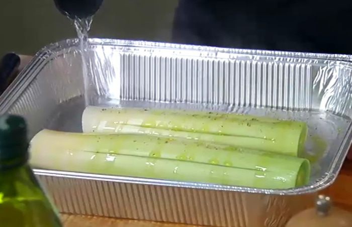 Запеченный порей с яйцами и шнитт-луком 