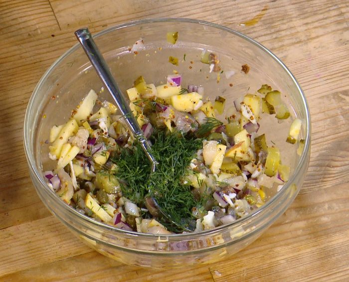 Бутерброды с сельдью, яблоком и яйцом пашот 