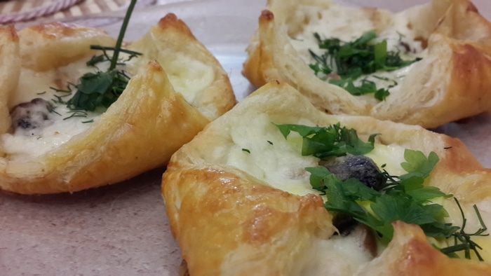 Слойки с сыром, курицей, грибами и соусом бешамель