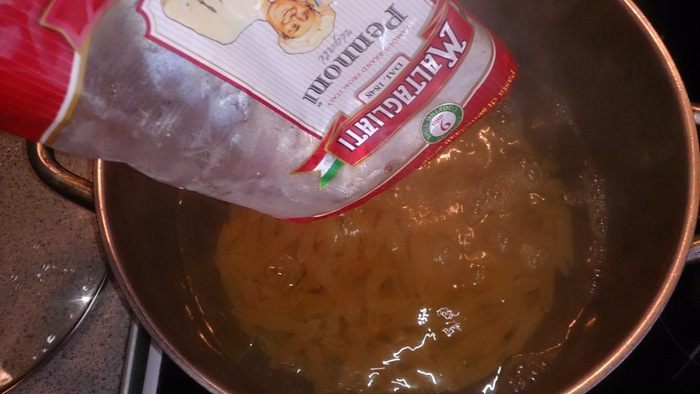 Пенне в томатном соусе с кальмарами и маслинами
