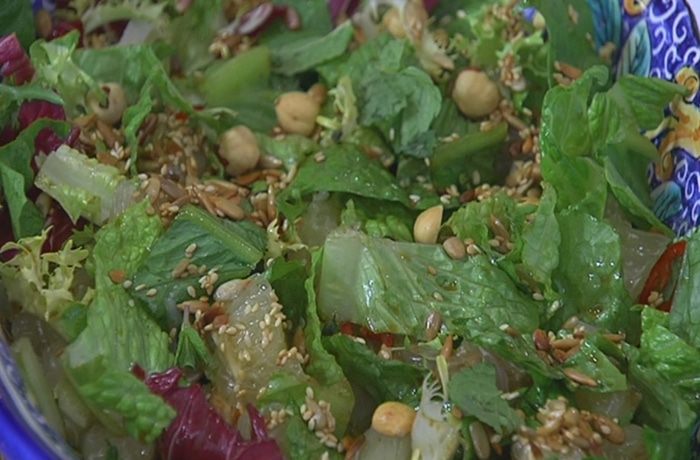 Салат с помело, орехами и перцем чили 