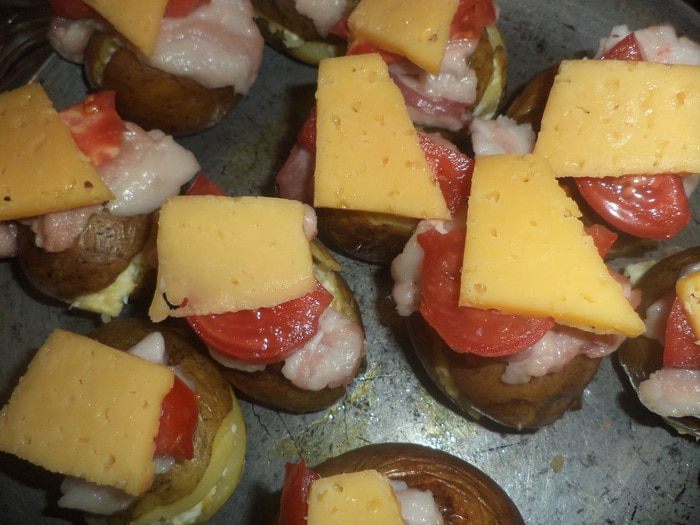Запечённая картошка с беконом и помидорами