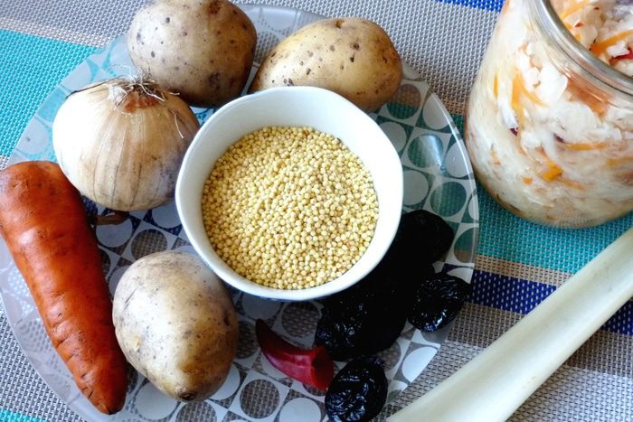 Запорожский капустняк с уткой и копченым черносливом