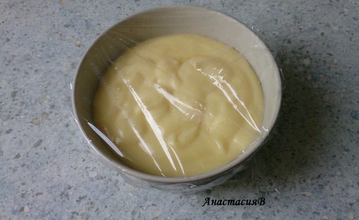 Дрожжевые плюшки с вишней и пудингом