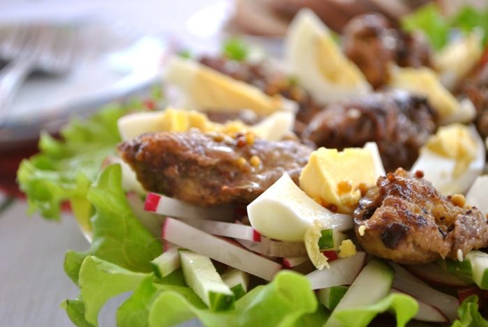 Салат из редиса и огурцов с куриной печенью
