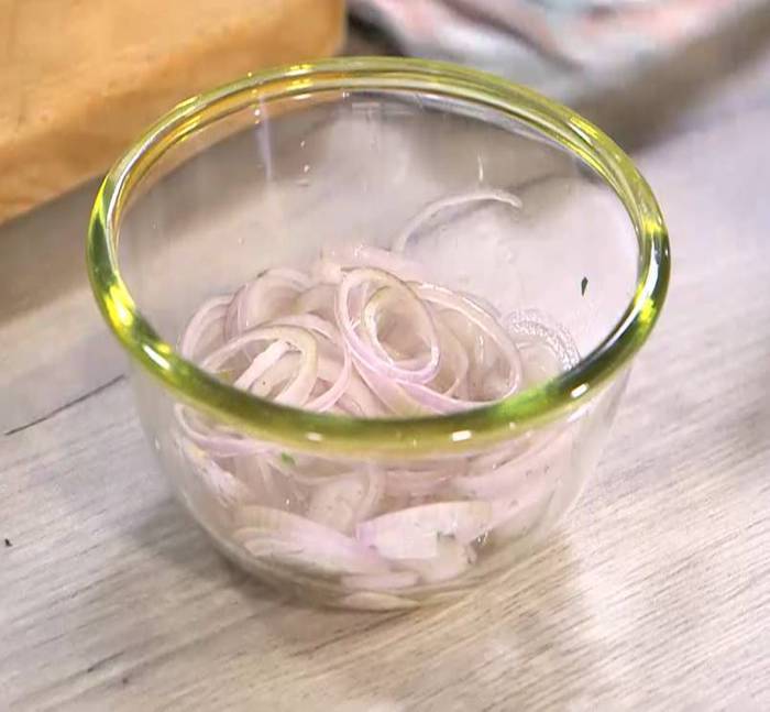 Рис с фетой, помидорами, оливками и каперсами 