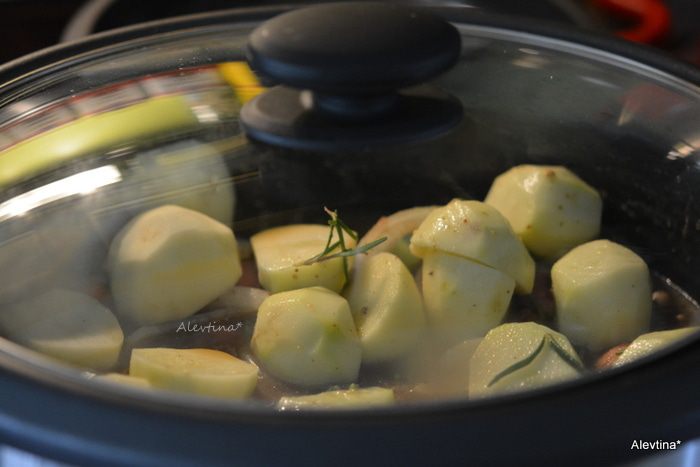Говядина, тушенная с розмарином и чесноком