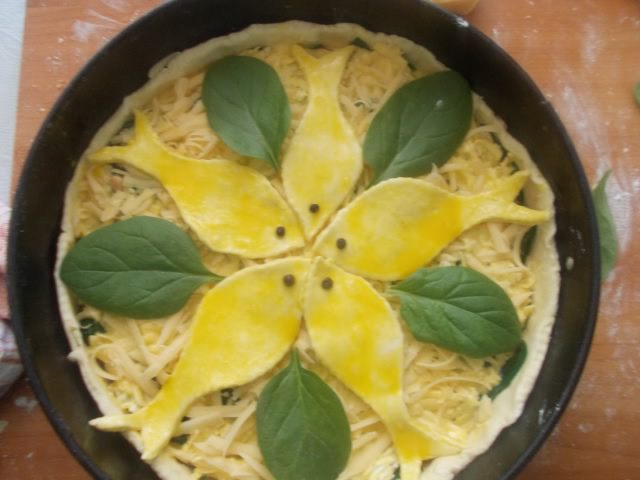 Киш с семгой, двумя видами сыра и прованскими травками