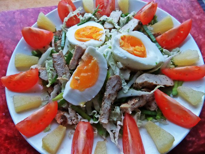Салат с курицей и пекинской капустой