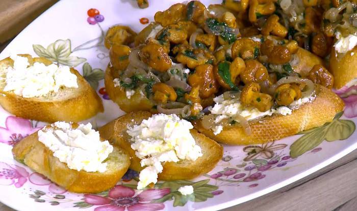 Тосты с лисичками и лимонным сыром 
