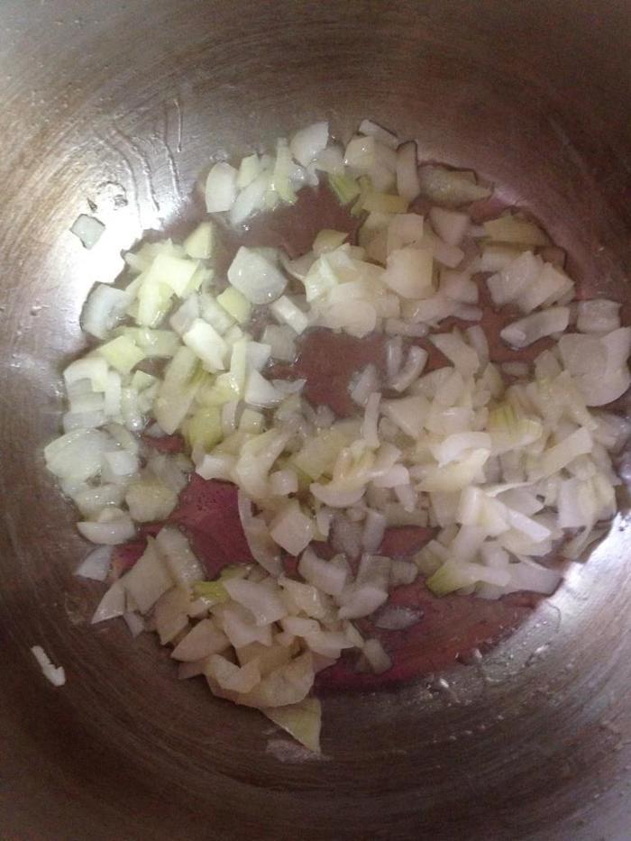 Сырный суп с грушей и грецкими орехами