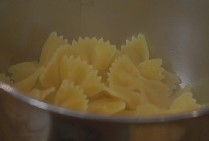 Паста с копченой семгой и песто из каперсов 