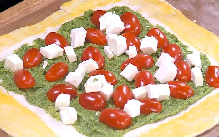 Пирог с помидорами черри и фетой 