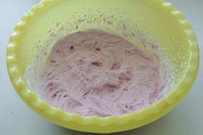 Брауни с чизкейком, взбитыми сливками и ягодой