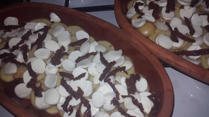 Картофель, запеченный с моцареллой, вялеными томатами и кунжутом