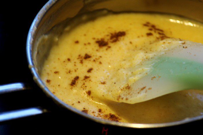 Черная паста с грибами и соусом бешамель