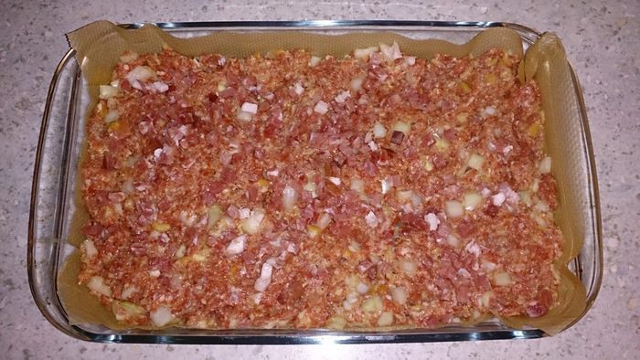 Мясная запеканка с ананасом, сыром и брусникой