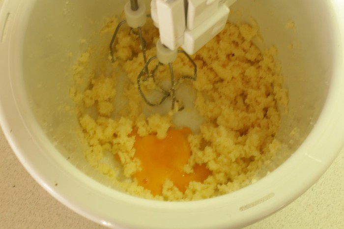 Шоколадный торт с манго, маскарпоне и орехами