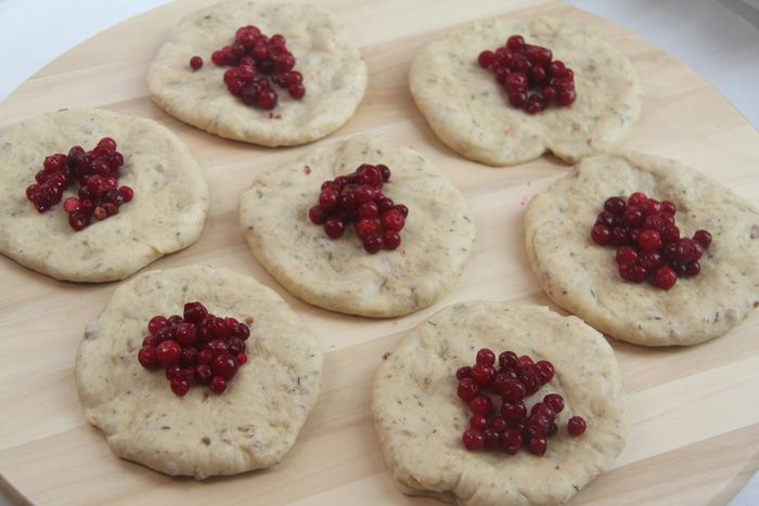 Каштановые булочки с брусникой