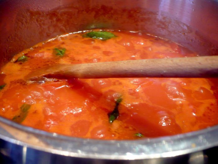 Рыбка, запеченная в томатном соусе с маслинами и каперсами