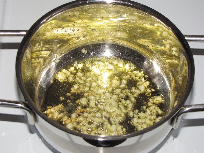 Фаршированный перец с кедровыми орешками в сливочно-сметанном соусе