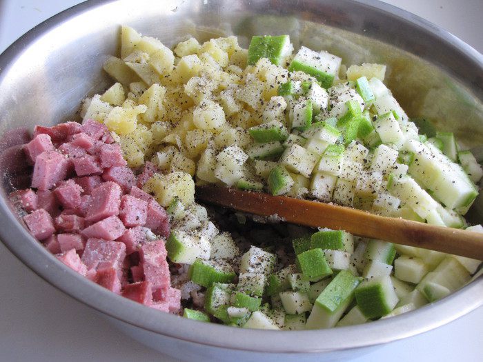 Открытый пирог с мясом, картофелем и цукини