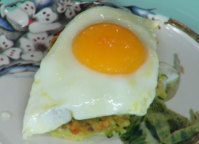Оладушки из цукини с яйцами и карамелизированным луком 