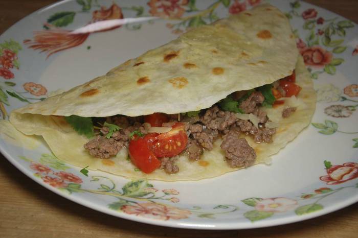 Мясная кесадилья с сыром и помидорами черри 