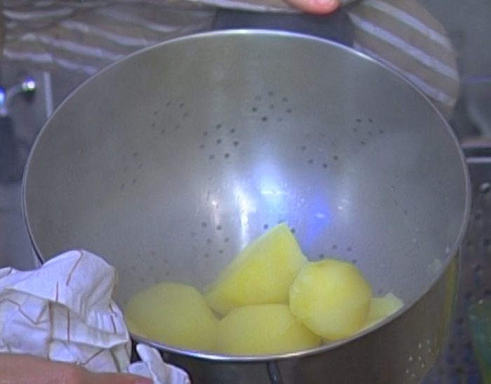 Теплый салат из картофеля, руколы и анчоусов