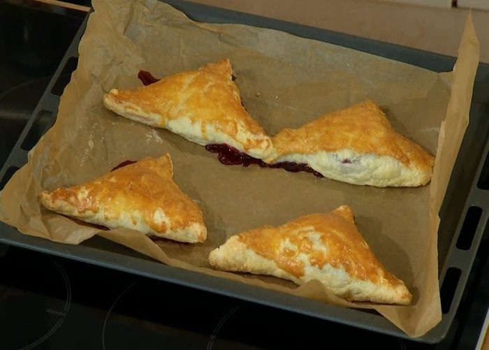 Слойки с вишней и белым шоколадом 
