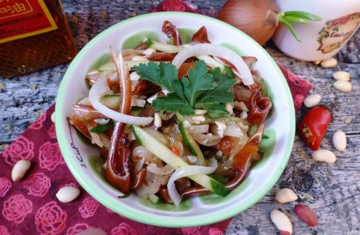 Салат из свиных ушей с овощами и арахисом
