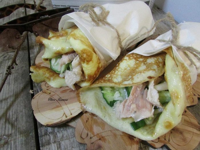 Роллы с яичных блинчиков с курицей и салатом