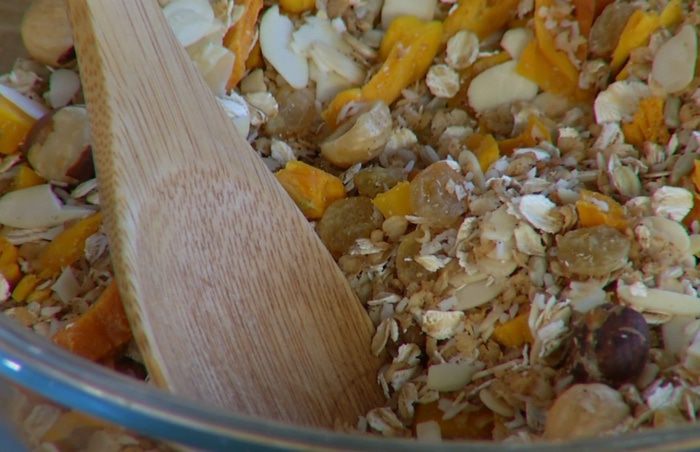 Домашние мюсли с орехами, манго, овсяными и гречневыми хлопьями 