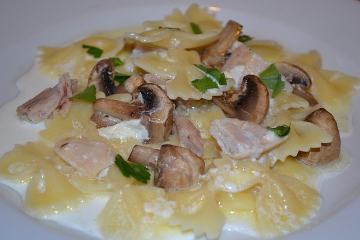 Паста с филе кролика и шампиньонами в сливочном соусе