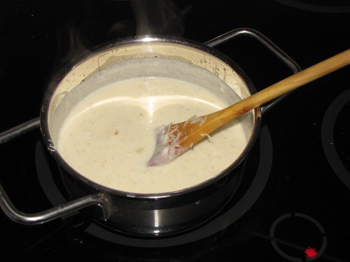 Тосты с сырным соусом и помидорами черри