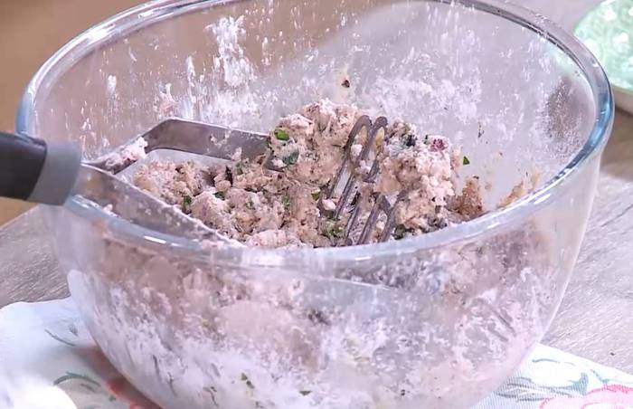 Мятные сырники с маслинами и сметанным соусом 