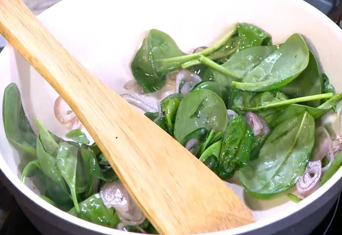 Мини-киши со шпинатом, копченой рыбой и помидорами 