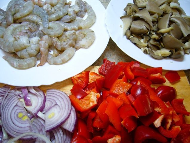 Креветки с грибами и рисовой лапшой