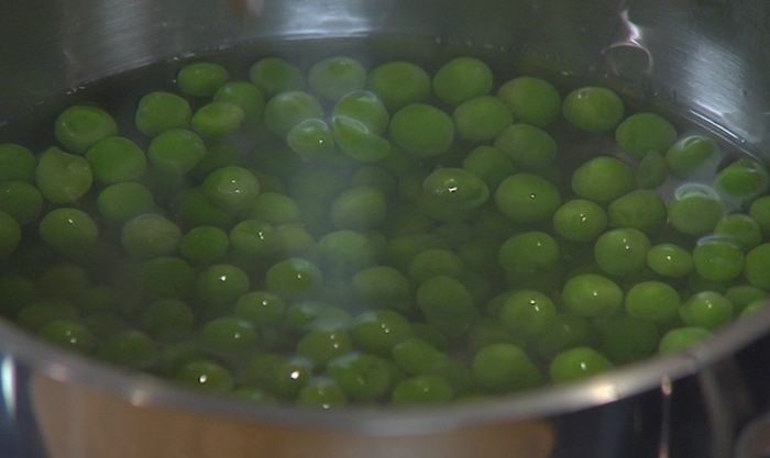 Рисовый салат с курицей, ананасом и сладким перцем 